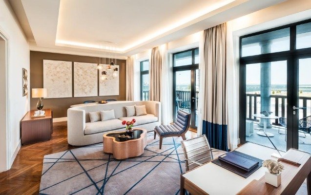 Keçmiş deputat Piterdə 60 milyona otel aldı